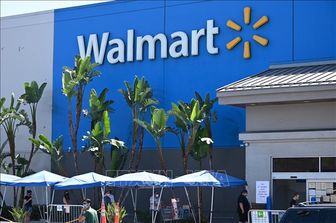 Walmart là một trong những chuỗi cửa hàng bán lẻ hàng đầu ở Mỹ. (Ảnh: AFP/TTXVN) Media